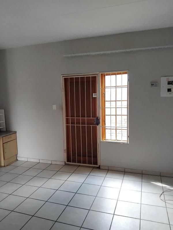 To Let 1 Bedroom Property for Rent in Kannoniers Park North West